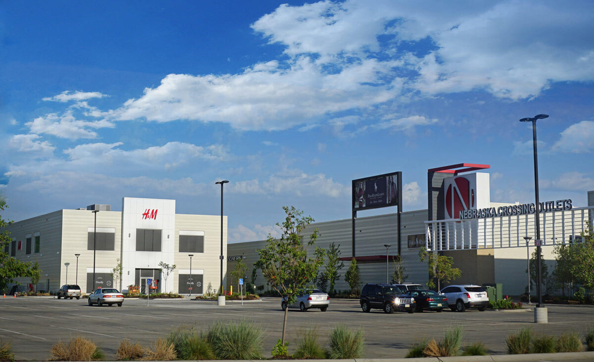 Nebraska Crossing Outlets H&M building exterior